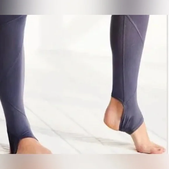 NEW Free People Movement / Aerial Stirrup Legging - Medium - Picture 2 of 7
